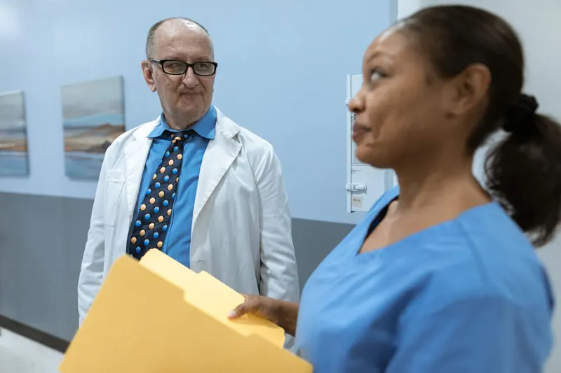 Ärztliches Team im Krankenhaus bei der Visite