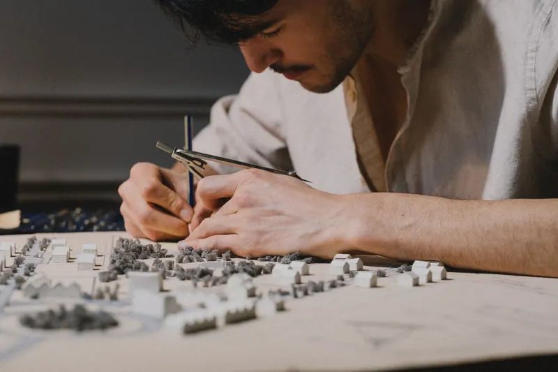 Architekturstudierende betrachten ein Modell