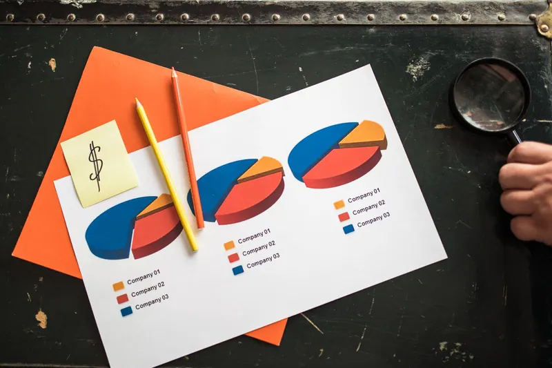 Diagramme auf Papier mit Lupe