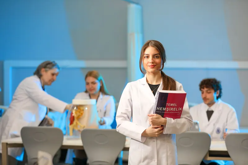 Medizinstudierende beim Lernen im Hörsaal mit Anatomie-Lehrmaterial