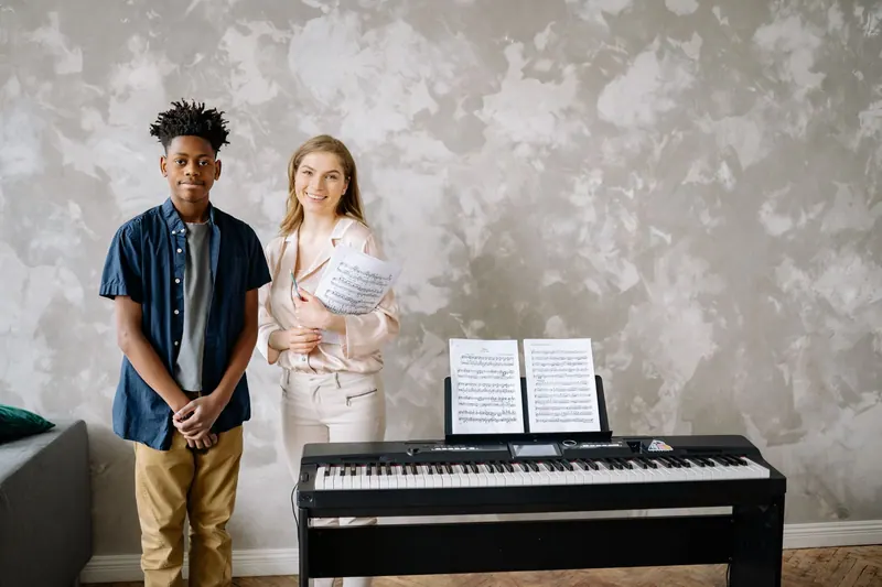 Musikstudentin übt Klavier im Übungsraum