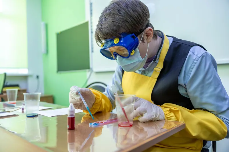 Studierende im Chemielabor mit Schutzbrille