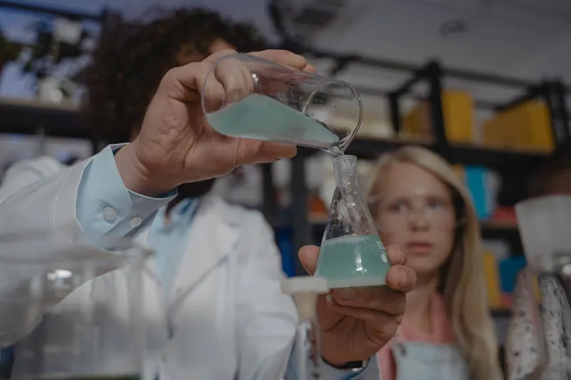 Studierende im Labor mit Glasgeräten für das Pharmaziestudium