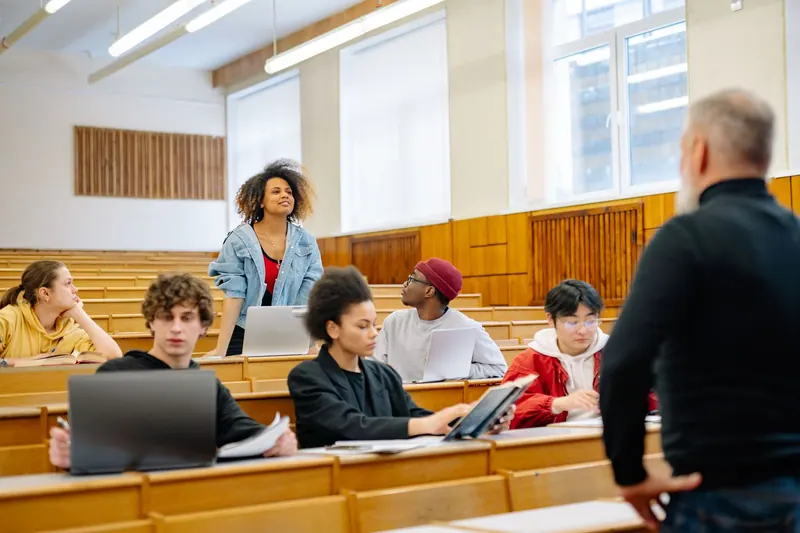Studierende präsentieren gemeinsam Ergebnisse eines Wirtschaftsprojekts im Seminarraum