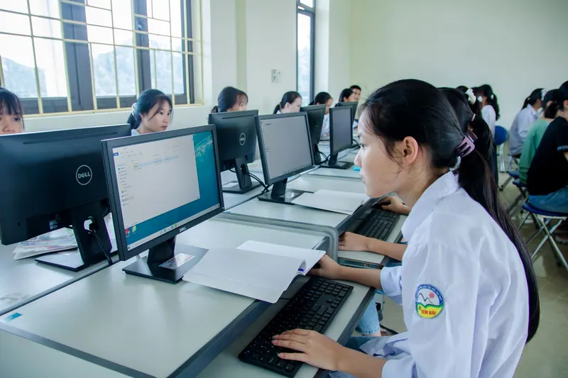 Studierende programmieren gemeinsam im Computerraum
