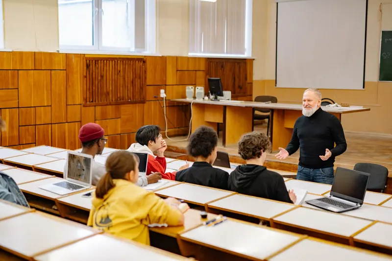 Voller Hörsaal in einer Universität